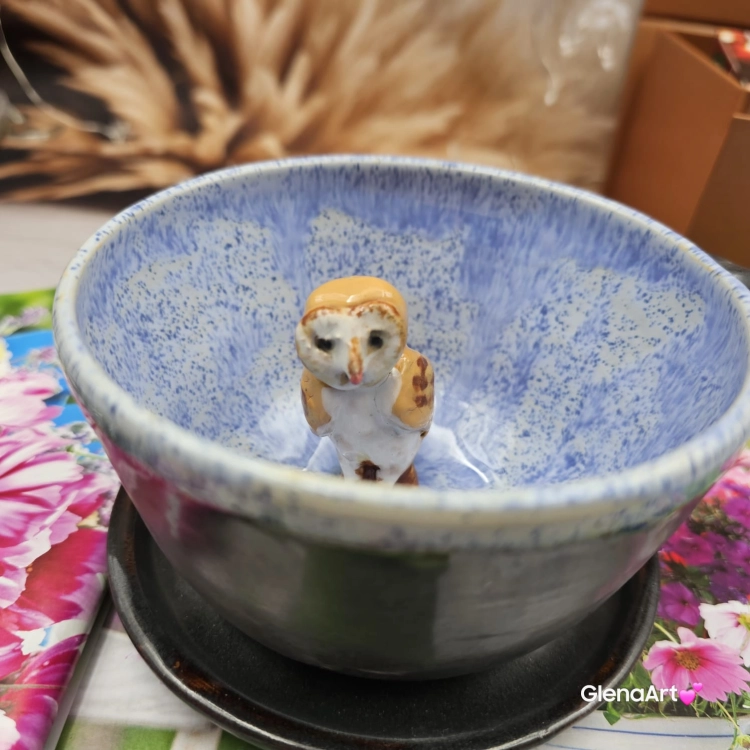 Filiżanka SOWA ceramiczna ze spodkiem i sową w środku ręcznie toczona i malowana z sową i ze spodkiem prezent dla miłośnika natury w kolorze niebieskiego przenikającym się sówka dla nauczyciela