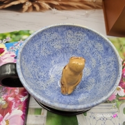 Filiżanka SOWA ceramiczna ze spodkiem i sową w środku ręcznie toczona i malowana z sową i ze spodkiem prezent dla miłośnika natury w kolorze niebieskiego przenikającym się sówka dla nauczyciela