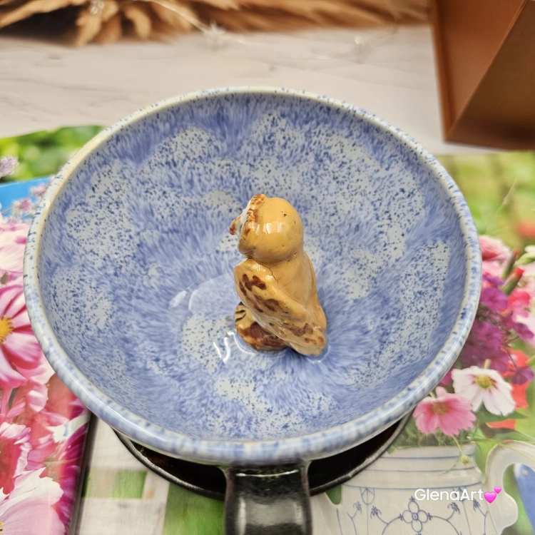 Filiżanka SOWA ceramiczna ze spodkiem i sową w środku ręcznie toczona i malowana z sową i ze spodkiem prezent dla miłośnika natury w kolorze niebieskiego przenikającym się sówka dla nauczyciela