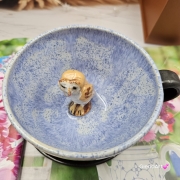 Filiżanka SOWA ceramiczna ze spodkiem i sową w środku ręcznie toczona i malowana z sową i ze spodkiem prezent dla miłośnika natury w kolorze niebieskiego przenikającym się sówka dla nauczyciela