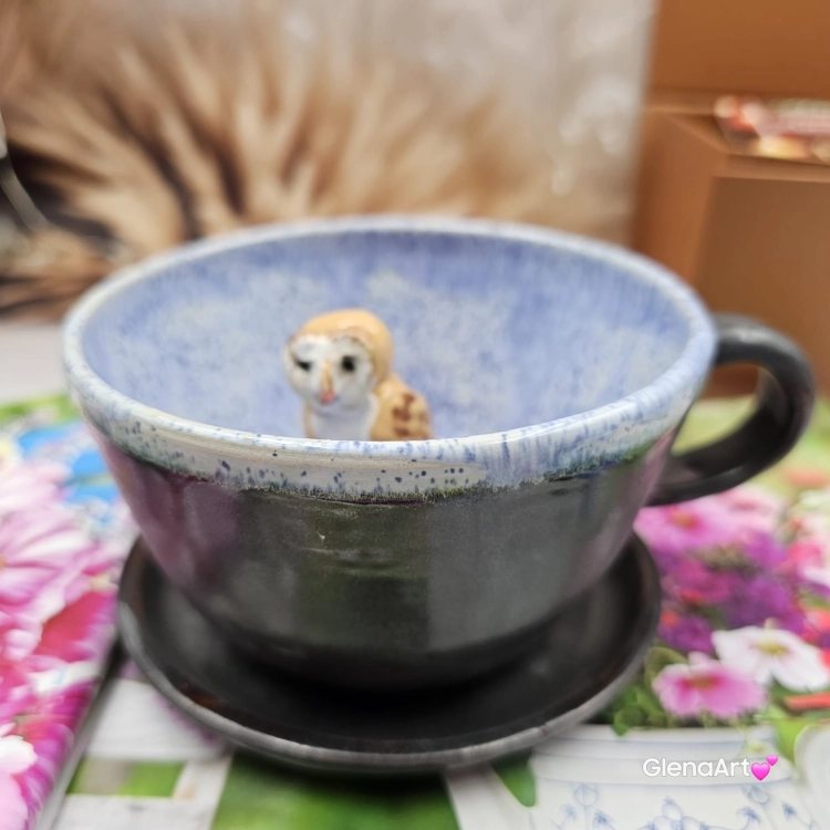Filiżanka SOWA ceramiczna ze spodkiem i sową w środku ręcznie toczona i malowana z sową i ze spodkiem prezent dla miłośnika natury w kolorze niebieskiego przenikającym się sówka dla nauczyciela