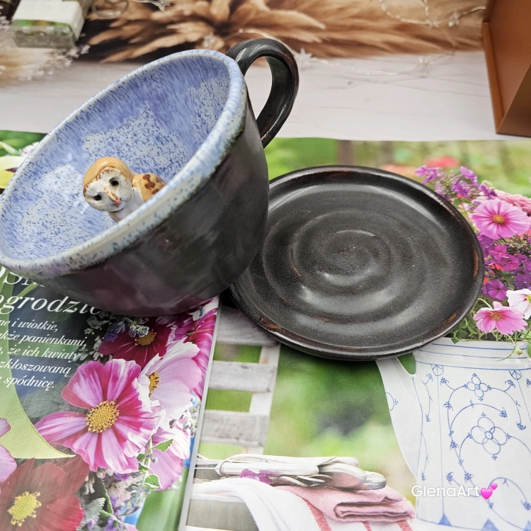 Filiżanka SOWA ceramiczna ze spodkiem i sową w środku ręcznie toczona i malowana z sową i ze spodkiem prezent dla miłośnika natury w kolorze niebieskiego przenikającym się sówka dla nauczyciela