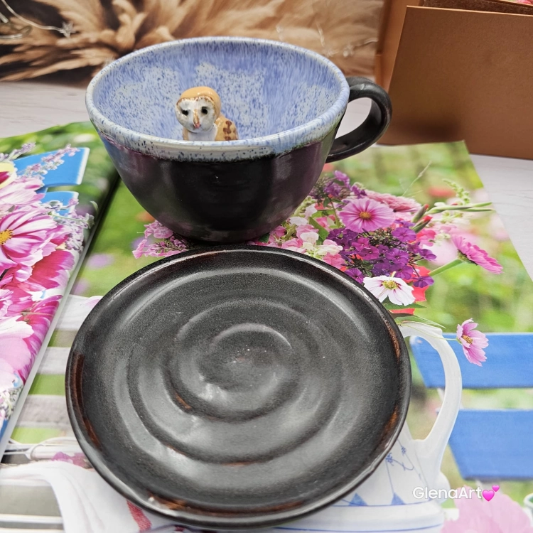 Filiżanka SOWA ceramiczna ze spodkiem i sową w środku ręcznie toczona i malowana z sową i ze spodkiem prezent dla miłośnika natury w kolorze niebieskiego przenikającym się sówka dla nauczyciela