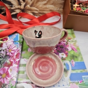 Filiżanka z BULDOGIEM pieskiem BULDOŻKIEM Francuskim ceramiczna ze spodkiem i zwierzakiem w środku ręcznie toczona i malowana elegancka filiżanka z pięknym szkliwem BULDOŻEK FRANCUSKI biało - czarny kubek różowy z buldożkiem pies w filiżance