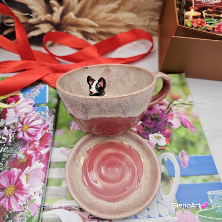 Filiżanka z BULDOGIEM pieskiem BULDOŻKIEM Francuskim ceramiczna ze spodkiem i zwierzakiem w środku ręcznie toczona i malowana elegancka filiżanka z pięknym szkliwem BULDOŻEK FRANCUSKI biało - czarny kubek różowy z buldożkiem pies w filiżance