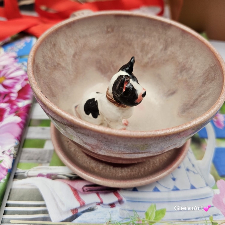 Filiżanka z BULDOGIEM pieskiem BULDOŻKIEM Francuskim ceramiczna ze spodkiem i zwierzakiem w środku ręcznie toczona i malowana elegancka filiżanka z pięknym szkliwem BULDOŻEK FRANCUSKI biało - czarny kubek różowy z buldożkiem pies w filiżance