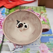 Filiżanka z BULDOGIEM pieskiem BULDOŻKIEM Francuskim ceramiczna ze spodkiem i zwierzakiem w środku ręcznie toczona i malowana elegancka filiżanka z pięknym szkliwem BULDOŻEK FRANCUSKI biało - czarny kubek różowy z buldożkiem pies w filiżance