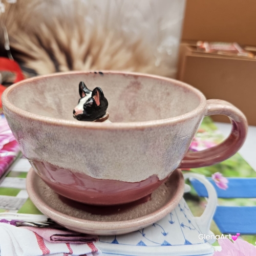 Filiżanka z BULDOGIEM pieskiem BULDOŻKIEM Francuskim ceramiczna ze spodkiem i zwierzakiem w środku ręcznie toczona i malowana elegancka filiżanka z pięknym szkliwem BULDOŻEK FRANCUSKI biało - czarny kubek różowy z buldożkiem pies w filiżance