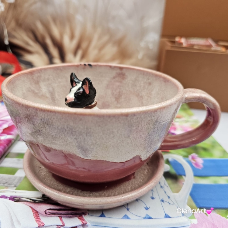 Filiżanka z BULDOGIEM pieskiem BULDOŻKIEM Francuskim ceramiczna ze spodkiem i zwierzakiem w środku ręcznie toczona i malowana elegancka filiżanka z pięknym szkliwem BULDOŻEK FRANCUSKI biało - czarny kubek różowy z buldożkiem pies w filiżance