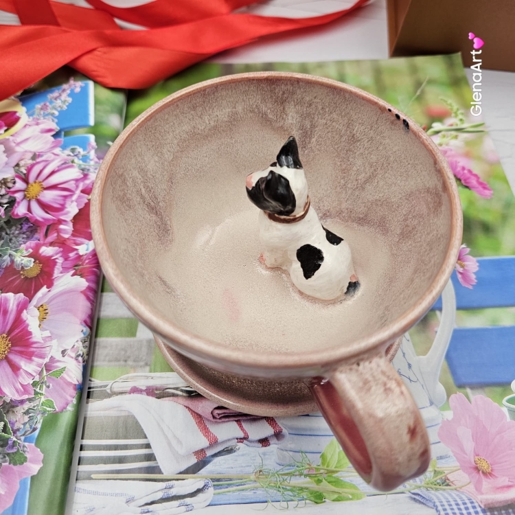 Filiżanka z BULDOGIEM pieskiem BULDOŻKIEM Francuskim ceramiczna ze spodkiem i zwierzakiem w środku ręcznie toczona i malowana elegancka filiżanka z pięknym szkliwem BULDOŻEK FRANCUSKI biało - czarny kubek różowy z buldożkiem pies w filiżance