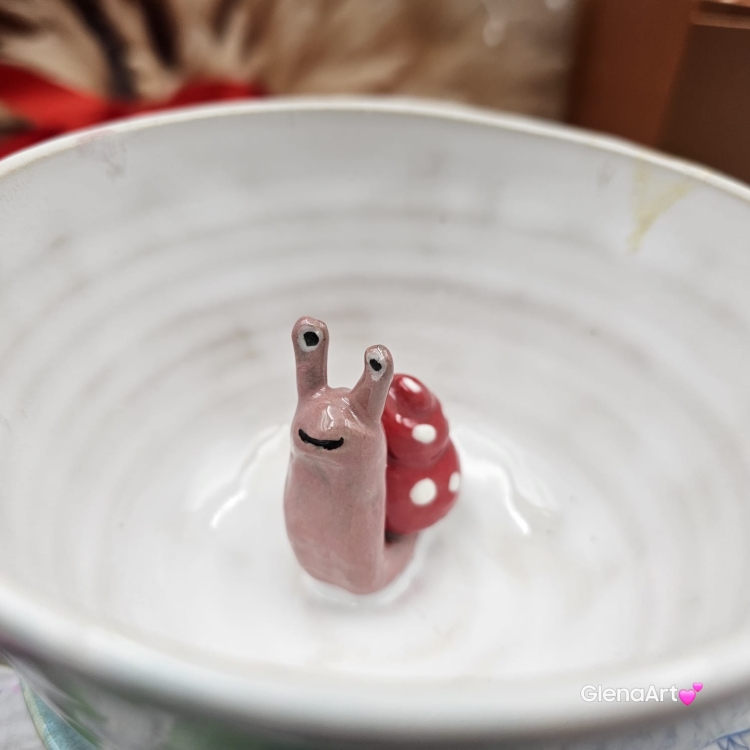 Filiżanka ŚLIMAK z czerwonym ślimakiem ceramiczna ze spodkiem i ŚLIMCZKIEM w środku ręcznie toczona i malowana elegancka filiżanka odcienie bieli i błękitu kubek ślimak kubek ślimak ze ślimakiem