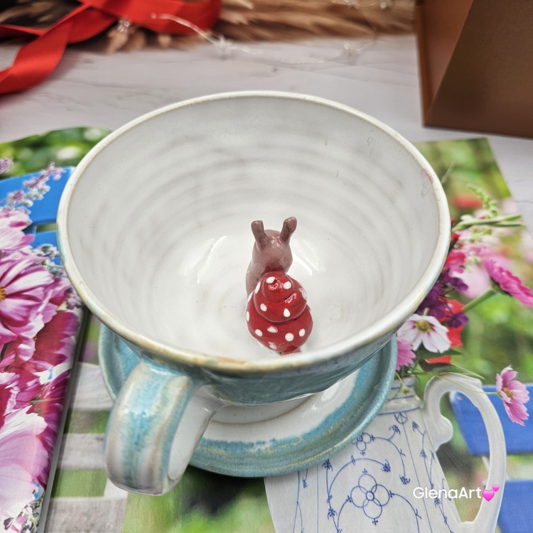 Filiżanka ŚLIMAK z czerwonym ślimakiem ceramiczna ze spodkiem i ŚLIMCZKIEM w środku ręcznie toczona i malowana elegancka filiżanka odcienie bieli i błękitu kubek ślimak kubek ślimak ze ślimakiem