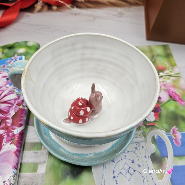 Filiżanka ŚLIMAK z czerwonym ślimakiem ceramiczna ze spodkiem i ŚLIMCZKIEM w środku ręcznie toczona i malowana elegancka filiżanka odcienie bieli i błękitu kubek ślimak kubek ślimak ze ślimakiem