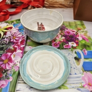 Filiżanka ŚLIMAK z czerwonym ślimakiem ceramiczna ze spodkiem i ŚLIMCZKIEM w środku ręcznie toczona i malowana elegancka filiżanka odcienie bieli i błękitu kubek ślimak kubek ślimak ze ślimakiem