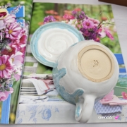 Filiżanka ŚLIMAK z czerwonym ślimakiem ceramiczna ze spodkiem i ŚLIMCZKIEM w środku ręcznie toczona i malowana elegancka filiżanka odcienie bieli i błękitu kubek ślimak kubek ślimak ze ślimakiem