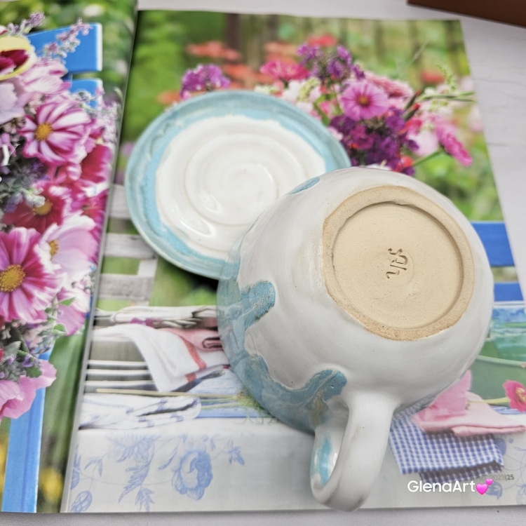 Filiżanka ŚLIMAK z czerwonym ślimakiem ceramiczna ze spodkiem i ŚLIMCZKIEM w środku ręcznie toczona i malowana elegancka filiżanka odcienie bieli i błękitu kubek ślimak kubek ślimak ze ślimakiem