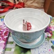 Filiżanka ŚLIMAK z czerwonym ślimakiem ceramiczna ze spodkiem i ŚLIMCZKIEM w środku ręcznie toczona i malowana elegancka filiżanka odcienie bieli i błękitu kubek ślimak kubek ślimak ze ślimakiem