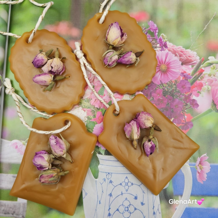 Zawieszka florencka pszczela ozdobna zawieszka do szafy z wosku pszczelego 100 % naturalna z suszem kwiatowym pachnąca delikatnie miodkiem na sznurku gotowa do zawieszenia woskowa zawieszka naturalna z wosku pszczelego z dodatkami