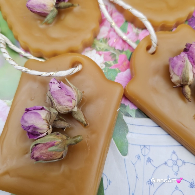 Zawieszka florencka pszczela ozdobna zawieszka do szafy z wosku pszczelego 100 % naturalna z suszem kwiatowym pachnąca delikatnie miodkiem na sznurku gotowa do zawieszenia woskowa zawieszka naturalna z wosku pszczelego z dodatkami