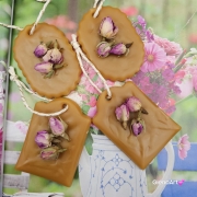 Zawieszka florencka pszczela ozdobna zawieszka do szafy z wosku pszczelego 100 % naturalna z suszem kwiatowym pachnąca delikatnie miodkiem na sznurku gotowa do zawieszenia woskowa zawieszka naturalna z wosku pszczelego z dodatkami