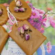 Zawieszka florencka pszczela ozdobna zawieszka do szafy z wosku pszczelego 100 % naturalna z suszem kwiatowym pachnąca delikatnie miodkiem na sznurku gotowa do zawieszenia woskowa zawieszka naturalna z wosku pszczelego z dodatkami