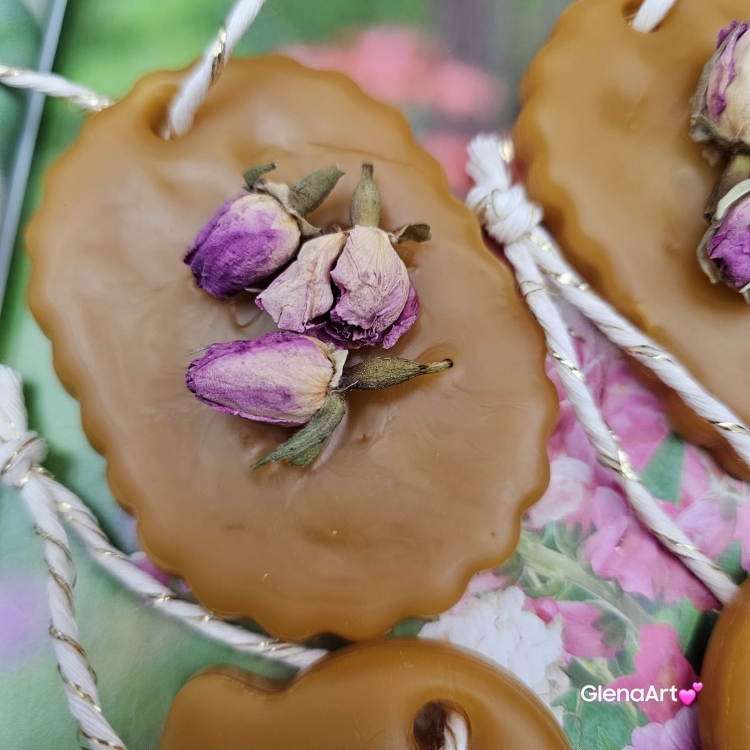 Zawieszka florencka pszczela ozdobna zawieszka do szafy z wosku pszczelego 100 % naturalna z suszem kwiatowym pachnąca delikatnie miodkiem na sznurku gotowa do zawieszenia woskowa zawieszka naturalna z wosku pszczelego z dodatkami