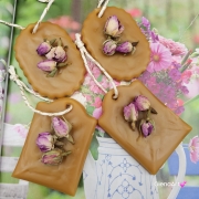 Zawieszka florencka pszczela ozdobna zawieszka do szafy z wosku pszczelego 100 % naturalna z suszem kwiatowym pachnąca delikatnie miodkiem na sznurku gotowa do zawieszenia woskowa zawieszka naturalna z wosku pszczelego z dodatkami