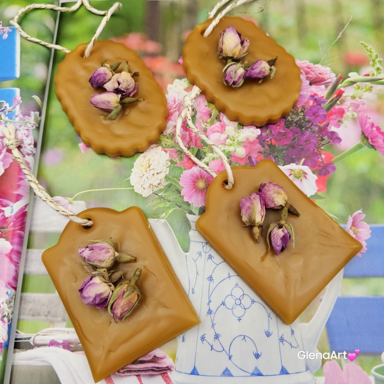 Zawieszka florencka pszczela ozdobna zawieszka do szafy z wosku pszczelego 100 % naturalna z suszem kwiatowym pachnąca delikatnie miodkiem na sznurku gotowa do zawieszenia woskowa zawieszka naturalna z wosku pszczelego z dodatkami