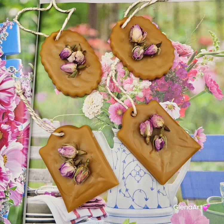 Zawieszka florencka pszczela ozdobna zawieszka do szafy z wosku pszczelego 100 % naturalna z suszem kwiatowym pachnąca delikatnie miodkiem na sznurku gotowa do zawieszenia woskowa zawieszka naturalna z wosku pszczelego z dodatkami