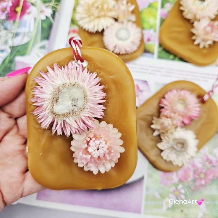 Zawieszka florencka pszczela ozdobna zawieszka do szafy z wosku pszczelego 100 % naturalna z suszem kwiatowym pachnąca delikatnie miodkiem na sznurku gotowa do zawieszenia woskowa zawieszka z dodatkami kocanki kocanka suszki