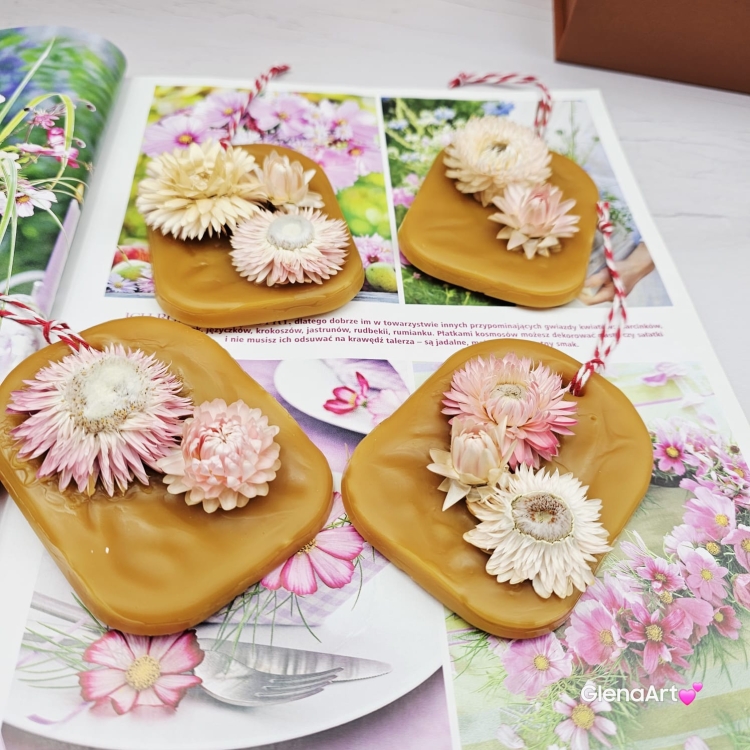 Zawieszka florencka pszczela ozdobna zawieszka do szafy z wosku pszczelego 100 % naturalna z suszem kwiatowym pachnąca delikatnie miodkiem na sznurku gotowa do zawieszenia woskowa zawieszka z dodatkami kocanki kocanka suszki