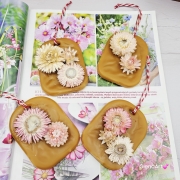 Zawieszka florencka pszczela ozdobna zawieszka do szafy z wosku pszczelego 100 % naturalna z suszem kwiatowym pachnąca delikatnie miodkiem na sznurku gotowa do zawieszenia woskowa zawieszka z dodatkami kocanki kocanka suszki