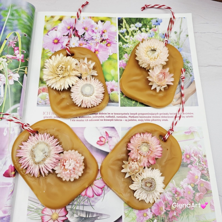 Zawieszka florencka pszczela ozdobna zawieszka do szafy z wosku pszczelego 100 % naturalna z suszem kwiatowym pachnąca delikatnie miodkiem na sznurku gotowa do zawieszenia woskowa zawieszka z dodatkami kocanki kocanka suszki