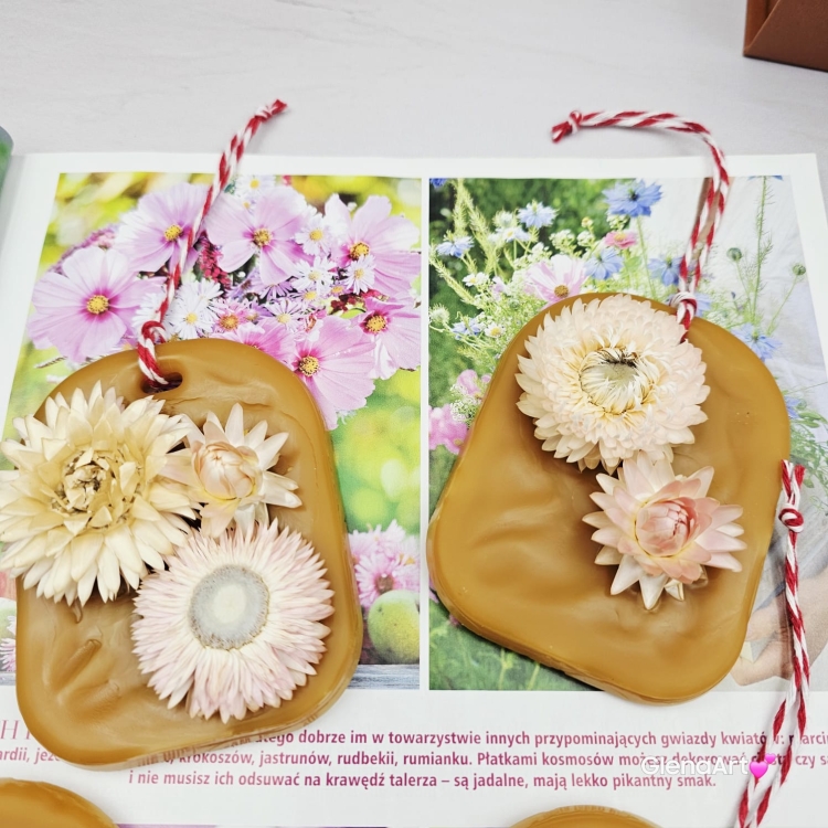 Zawieszka florencka pszczela ozdobna zawieszka do szafy z wosku pszczelego 100 % naturalna z suszem kwiatowym pachnąca delikatnie miodkiem na sznurku gotowa do zawieszenia woskowa zawieszka z dodatkami kocanki kocanka suszki