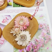 Zawieszka florencka pszczela ozdobna zawieszka do szafy z wosku pszczelego 100 % naturalna z suszem kwiatowym pachnąca delikatnie miodkiem na sznurku gotowa do zawieszenia woskowa zawieszka z dodatkami kocanki kocanka suszki