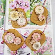 Zawieszka florencka pszczela ozdobna zawieszka do szafy z wosku pszczelego 100 % naturalna z suszem kwiatowym pachnąca delikatnie miodkiem na sznurku gotowa do zawieszenia woskowa zawieszka z dodatkami kocanki kocanka suszki