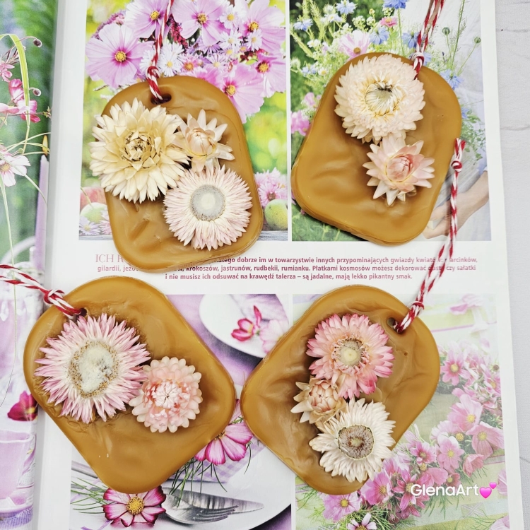 Zawieszka florencka pszczela ozdobna zawieszka do szafy z wosku pszczelego 100 % naturalna z suszem kwiatowym pachnąca delikatnie miodkiem na sznurku gotowa do zawieszenia woskowa zawieszka z dodatkami kocanki kocanka suszki