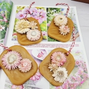 Zawieszka florencka pszczela ozdobna zawieszka do szafy z wosku pszczelego 100 % naturalna z suszem kwiatowym pachnąca delikatnie miodkiem na sznurku gotowa do zawieszenia woskowa zawieszka z dodatkami kocanki kocanka suszki