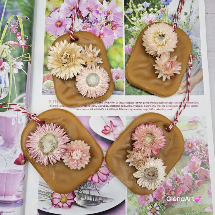 Zawieszka florencka pszczela ozdobna zawieszka do szafy z wosku pszczelego 100 % naturalna z suszem kwiatowym pachnąca delikatnie miodkiem na sznurku gotowa do zawieszenia woskowa zawieszka z dodatkami kocanki kocanka suszki