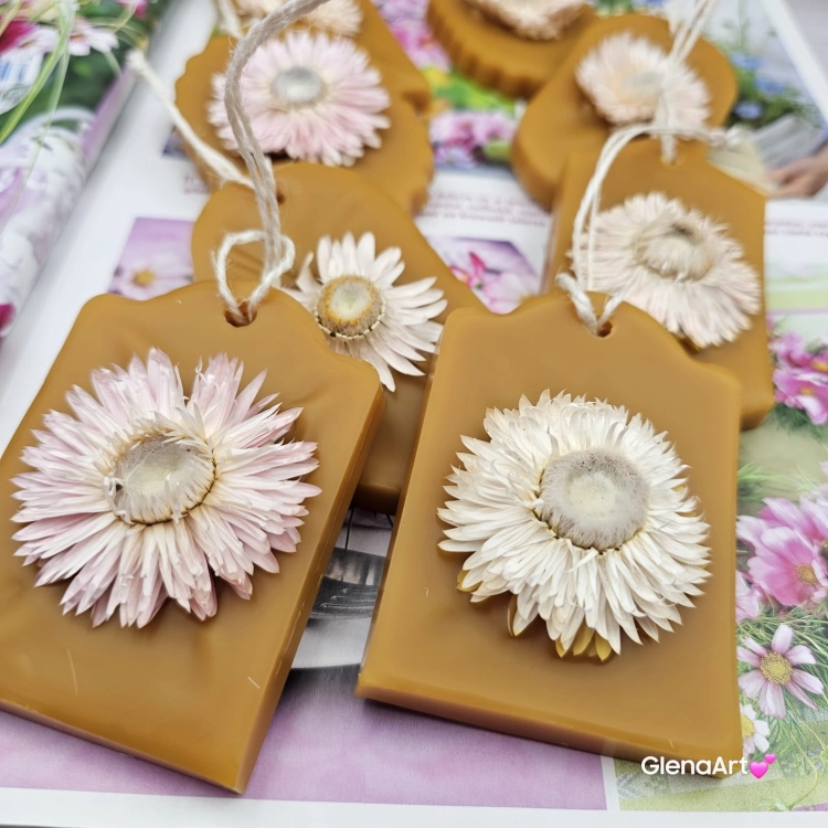 Zawieszka florencka kocanka pszczela ozdobna zawieszka do szafy z wosku pszczelego 100 % naturalna z suszem kwiatowym pachnąca delikatnie miodkiem na sznurku gotowa do zawieszenia woskowa zawieszka naturalna z wosku pszczelego z kocanką