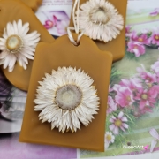 Zawieszka florencka kocanka pszczela ozdobna zawieszka do szafy z wosku pszczelego 100 % naturalna z suszem kwiatowym pachnąca delikatnie miodkiem na sznurku gotowa do zawieszenia woskowa zawieszka naturalna z wosku pszczelego z kocanką