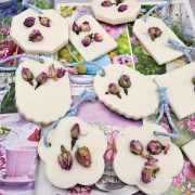 Zawieszka florencka MALINA tabliczka pachnąca z wosku sojowego z dodatkami suszonych kwiatów i o zapachu Malinowym na sznurku naturalna zawieszka do szafy do łazienki woskowa zawieszka wosk sojowy z suszonymi dodatkami