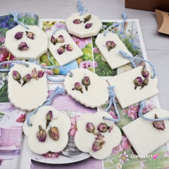 Zawieszka florencka MALINA tabliczka pachnąca z wosku sojowego z dodatkami suszonych kwiatów i o zapachu Malinowym na sznurku naturalna zawieszka do szafy do łazienki woskowa zawieszka wosk sojowy z suszonymi dodatkami