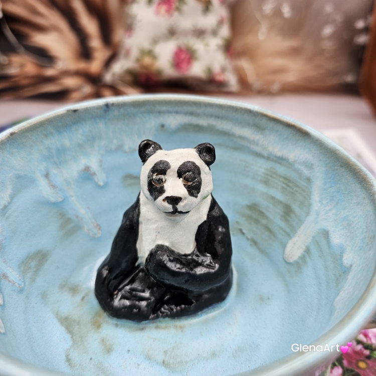 Filiżanka PANDA ceramiczna ze spodkiem i PANDĄ misiem w środku ręcznie toczona i malowana ze spodkiem prezent dla miłośnika natury PANDA filiżanka błękitno - biała nakrapiana - biał0 -czarna panda kubek panda z pandą
