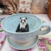 Filiżanka PANDA ceramiczna ze spodkiem i PANDĄ misiem w środku ręcznie toczona i malowana ze spodkiem prezent dla miłośnika natury PANDA filiżanka błękitno - biała nakrapiana - biał0 -czarna panda kubek panda z pandą