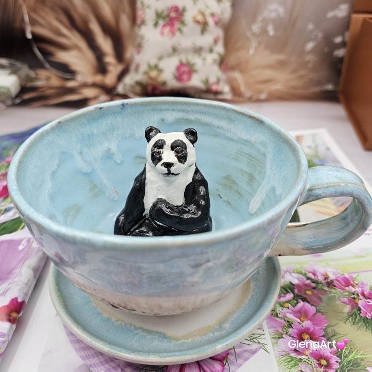 Filiżanka PANDA ceramiczna ze spodkiem i PANDĄ misiem w środku ręcznie toczona i malowana ze spodkiem prezent dla miłośnika natury PANDA filiżanka błękitno - biała nakrapiana - biał0 -czarna panda kubek panda z pandą