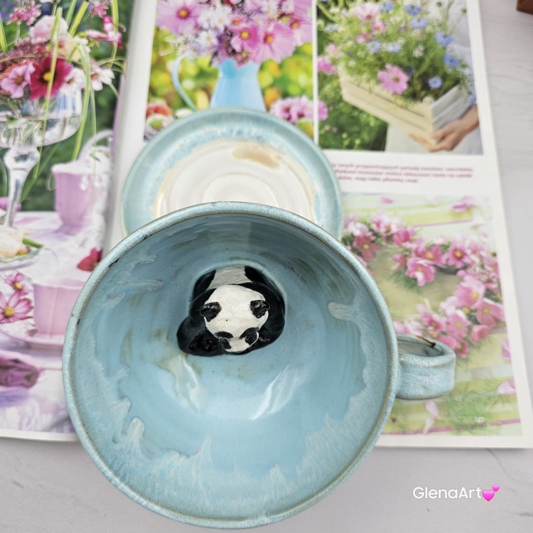Filiżanka PANDA ceramiczna ze spodkiem i PANDĄ misiem w środku ręcznie toczona i malowana ze spodkiem prezent dla miłośnika natury PANDA filiżanka błękitno - biała nakrapiana - biał0 -czarna panda kubek panda z pandą