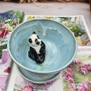 Filiżanka PANDA ceramiczna ze spodkiem i PANDĄ misiem w środku ręcznie toczona i malowana ze spodkiem prezent dla miłośnika natury PANDA filiżanka błękitno - biała nakrapiana - biał0 -czarna panda kubek panda z pandą