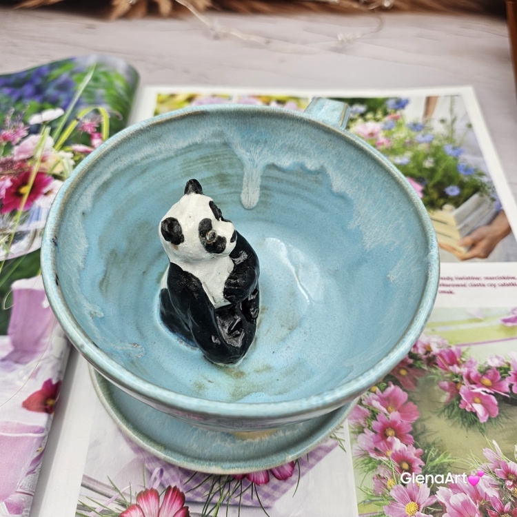 Filiżanka PANDA ceramiczna ze spodkiem i PANDĄ misiem w środku ręcznie toczona i malowana ze spodkiem prezent dla miłośnika natury PANDA filiżanka błękitno - biała nakrapiana - biał0 -czarna panda kubek panda z pandą