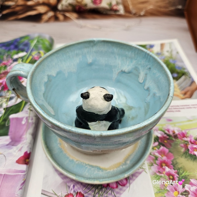 Filiżanka PANDA ceramiczna ze spodkiem i PANDĄ misiem w środku ręcznie toczona i malowana ze spodkiem prezent dla miłośnika natury PANDA filiżanka błękitno - biała nakrapiana - biał0 -czarna panda kubek panda z pandą